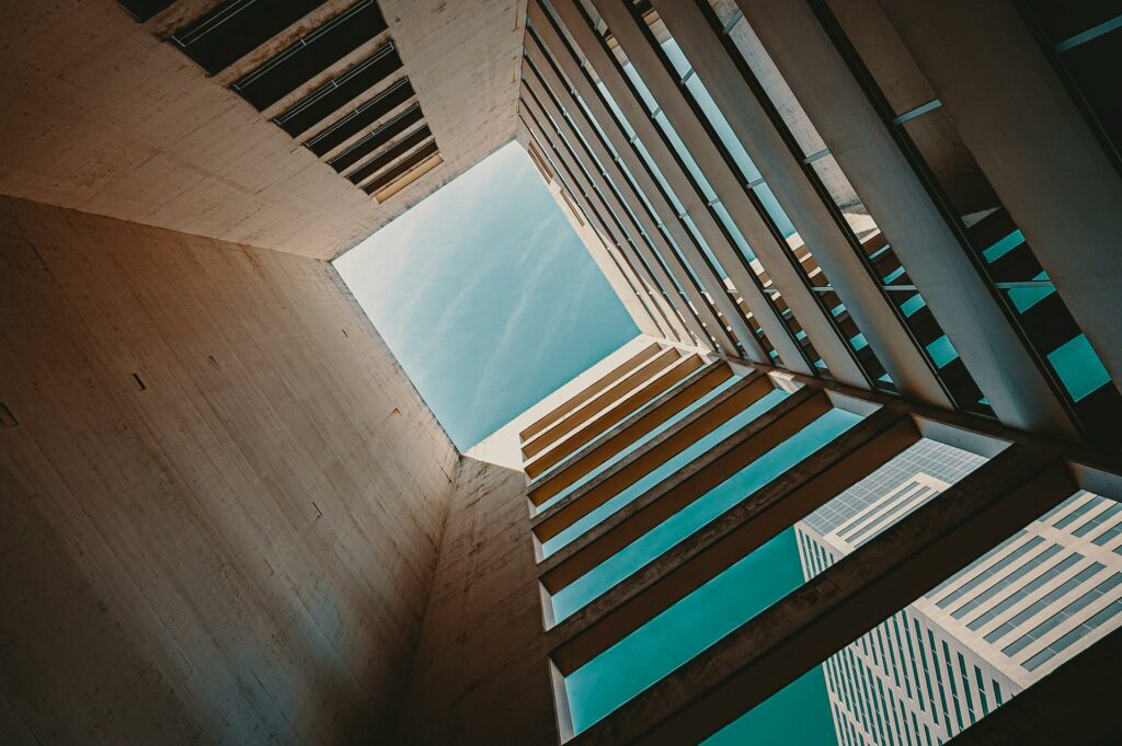 Vue contre plongée batiment. Photo de Brett Sayles